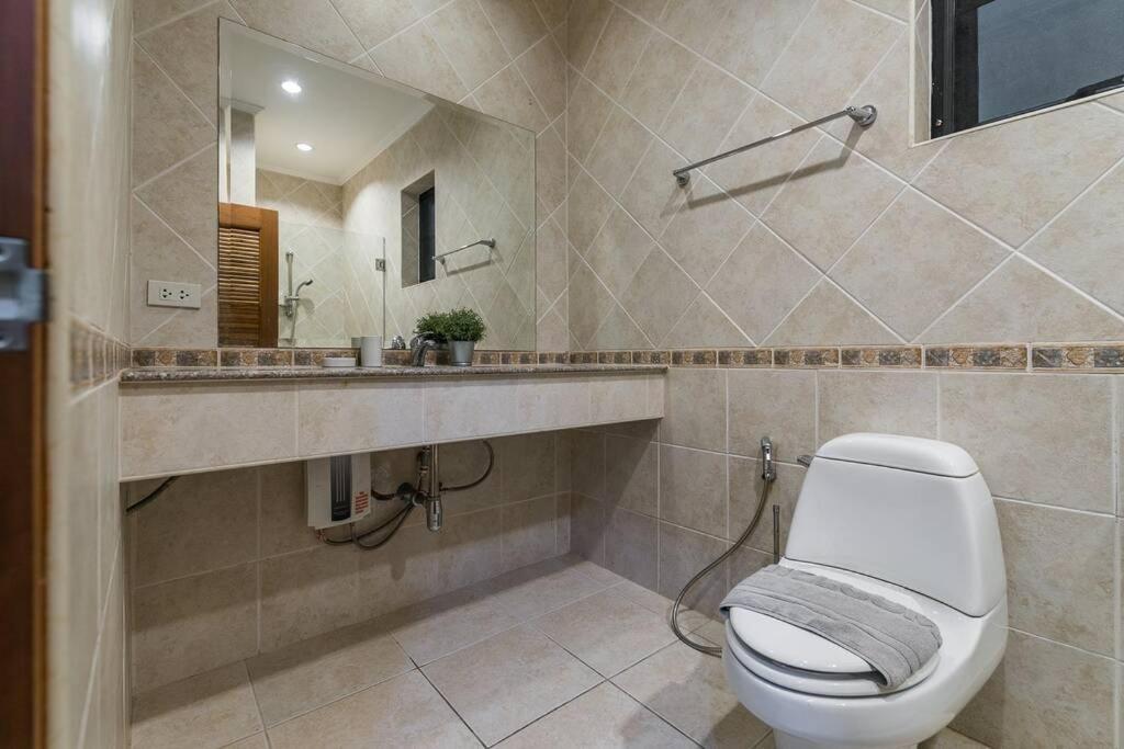 Anb Poolvilla 3Br Walk Private Beach In Pratamnak Pattaja Kültér fotó