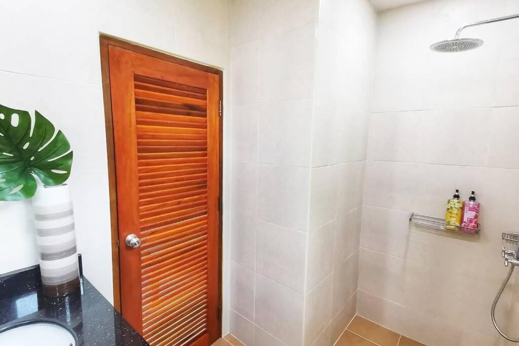Anb Poolvilla 3Br Walk Private Beach In Pratamnak Pattaja Kültér fotó